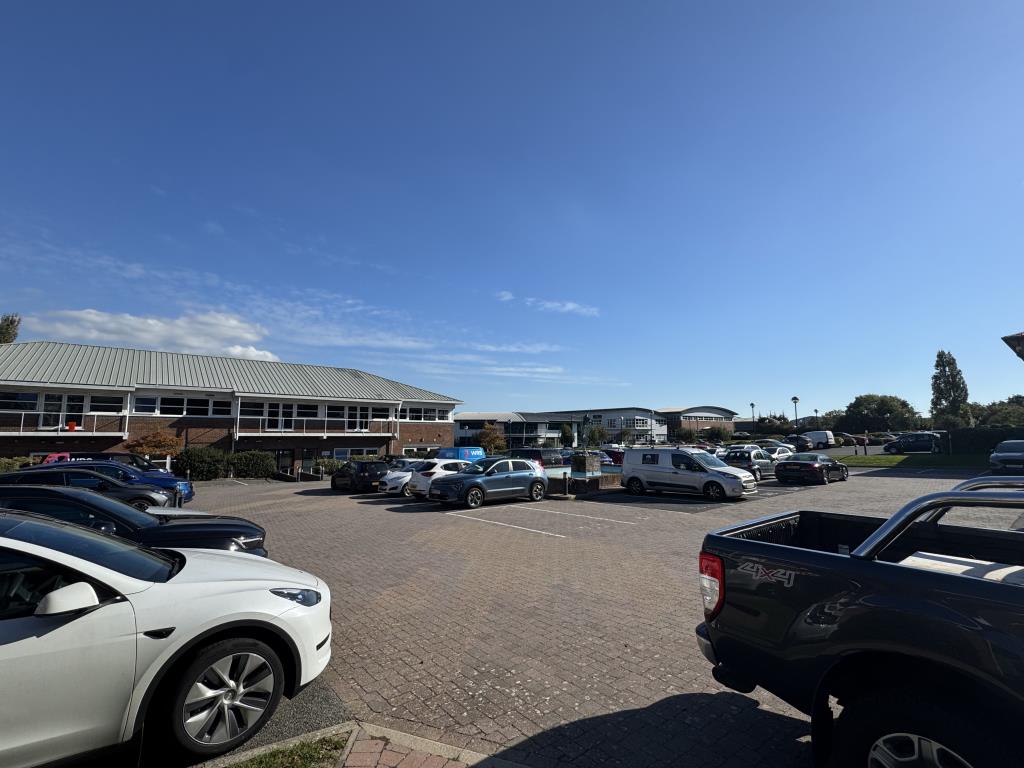 Lot: 49 - PAIR OF MODERN PURPOSE BUILT OFFICE UNITS TOTALLING 321 SQ.M WITH SCOPE FOR SUBDIVISION - The Car Park